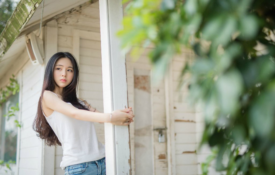 “二哥。”就在此时，门外进来一名风尘仆仆的汉子，一身百姓打扮，若非双目间目光有些慑人，乍一看去，与普通百姓无异，见到诸葛亮，躬身一拜。